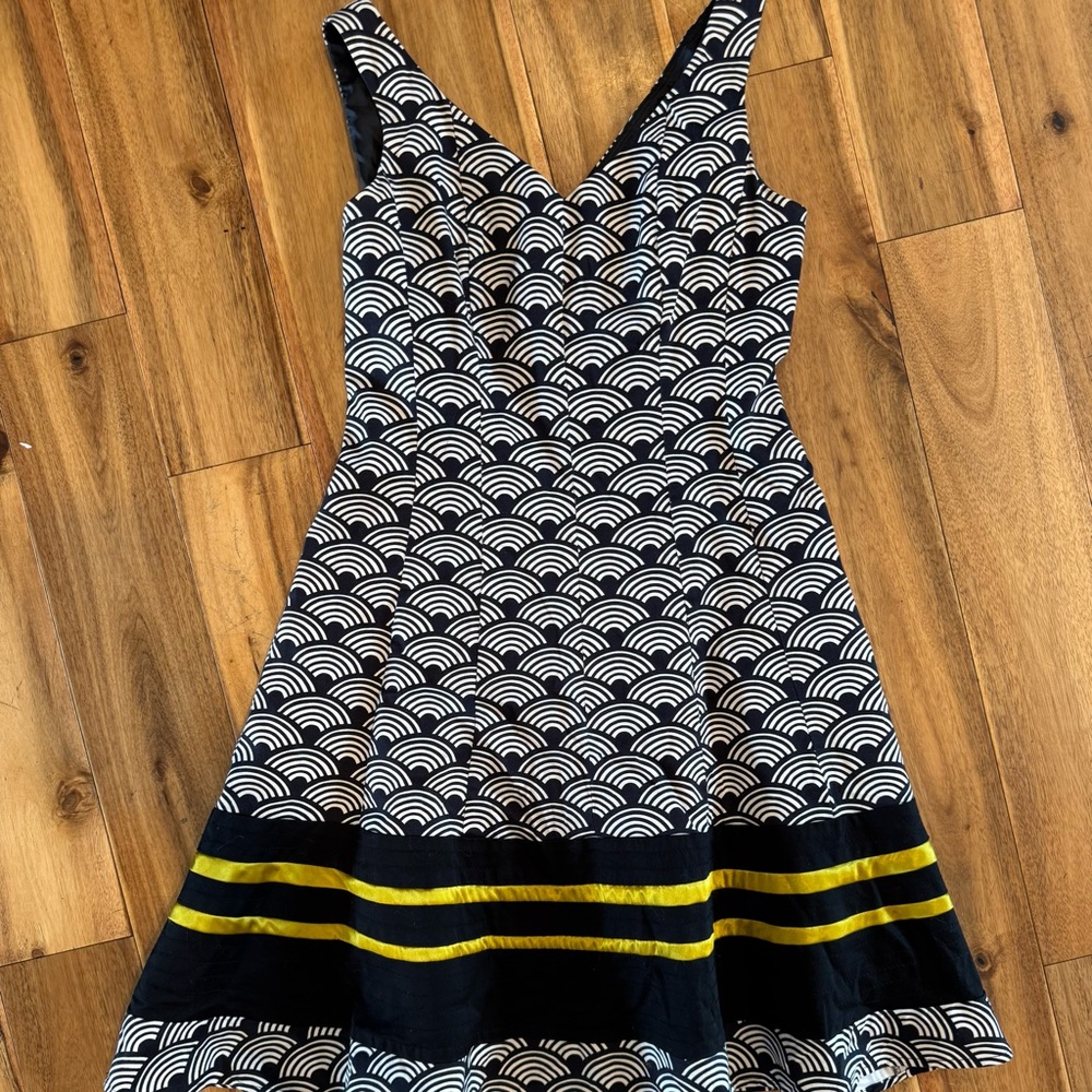 Nine West size 6 Black and‎ White Patterned Dress with Yellow Accents